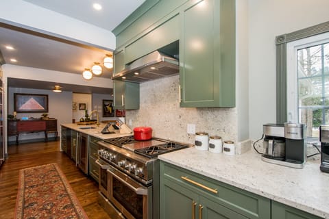 Plenty of Small Appliances for all your cooking needs