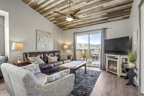 A relaxed living space for board games, conversation, or watching TV in the evening.