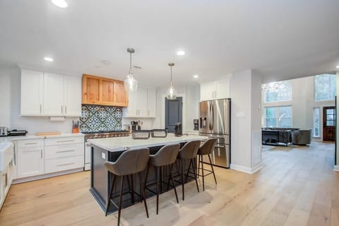 This is a dream kitchen you’re sure to fall in love with! Fully equipped for all your cooking needs, you’ll find everything you need to whip up a meal.