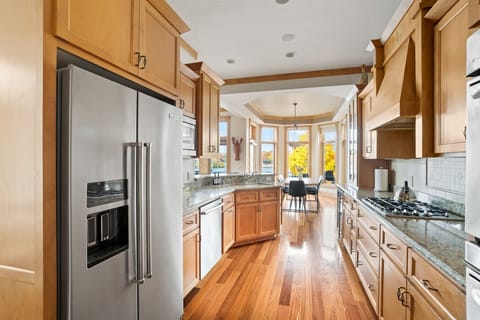 Kitchen with High End Appliances - dual oven, wine fridge, gas cooktop range, garbage disposal, walk in pantry, etc