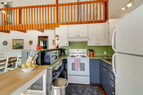 Kitchen | Cooking Basics | Spices | Paper Towels/Trash Bags Provided