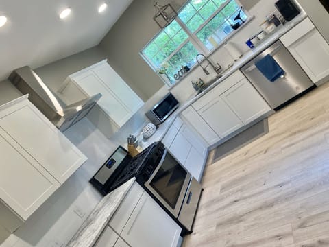 Fully stocked kitchen w/ dishes, glasses, coffee bar-Keurig, coffee pods, sugar.