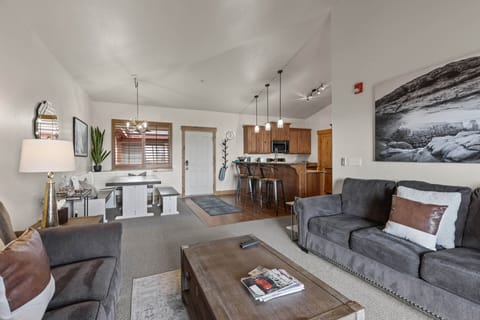 Vacation Rentals in Park City at Bear Hollow Lodges 1304: Living room and kitchen area