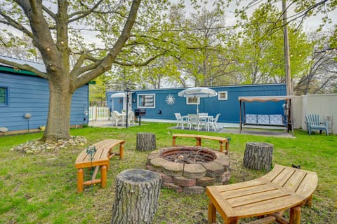 Caseville Vacation Rental | 2BR | 1BA | 800 Sq Ft | 3 Steps Required