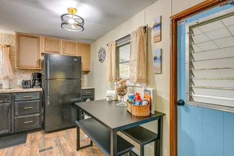 Kitchen | Cooking Basics | Crockpot | Paper Towels/Trash Bags Provided