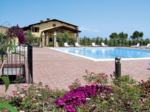 Water, Plant, Building, Sky, Daytime, Property, Blue, Azure, Swimming Pool, Skyscraper