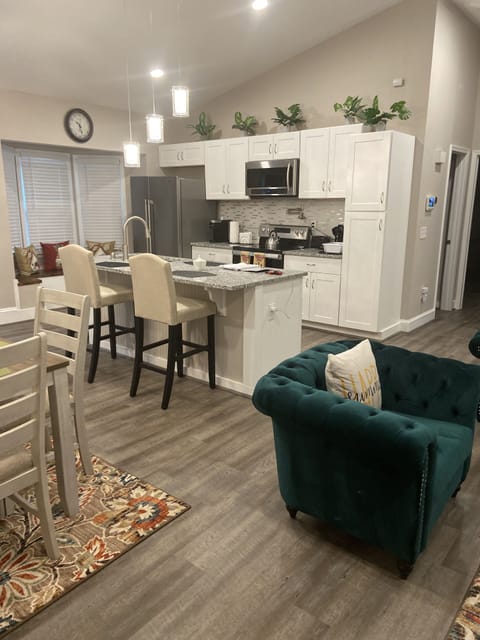 Newly remodeled kitchen, granite countertops, stainless steel amenities