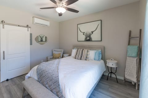 Bedroom - Queen Bed with linens provided