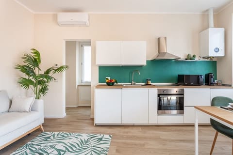 cucina con piano a induzione, forno, frigorifero, lavastoviglie, microonde, macchina caffè NESPRESSO VERTUO