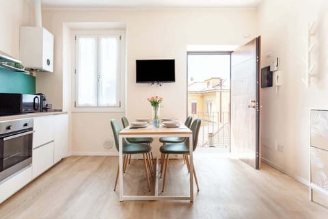 Zona living molto luminosa con smart TV con NETFLIX, PRIME TV.
Tavolo con sedie in velluto.