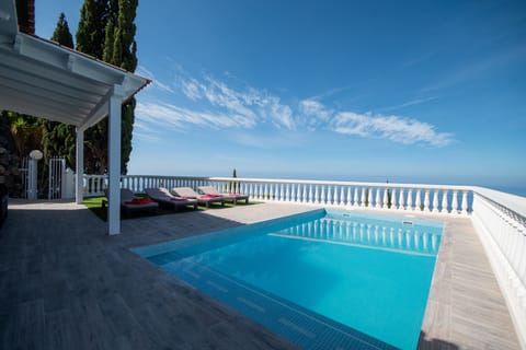 The whole terrace is positioned in the sun from 11:15 am onwards