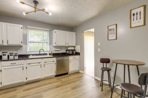 Kitchen | Paper Towels/Trash Bags Provided