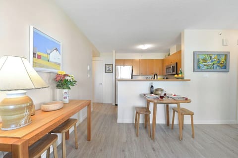 West coast contemporary design, seating for 4 in living room and dining