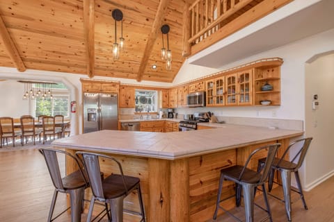 Peninsula seating area for four