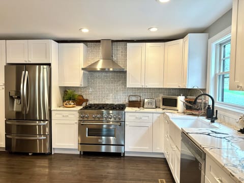 New kitchen , everything you need to cook a great meal . Bon appétit.