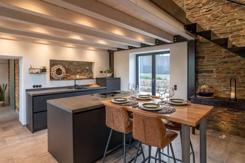 Kochen macht Laune. Besonders wenn die Küche so stilvoll in den Wohnbereich integriert ist wie hier. Bon Appétit!