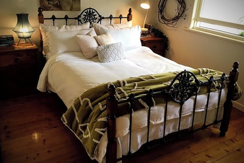 "Adorable 3-bed home with a spacious main bedroom – perfect for long stays!"