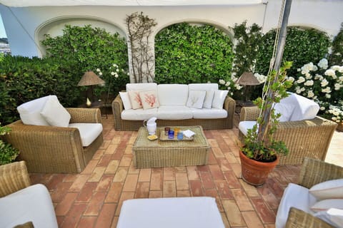 Amenities, Building Exterior, Outdoor, Spring, Summer