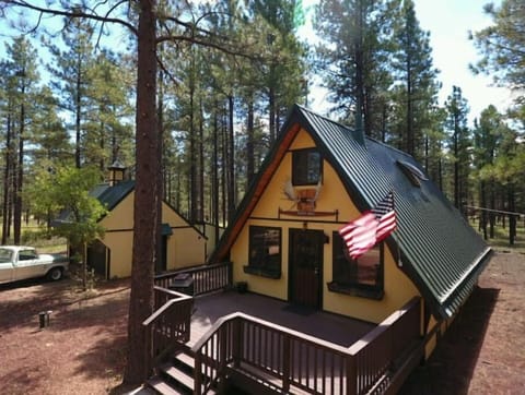 Maximize your vacation $$ - avoid motel crowd and noise - Cozy is secluded 