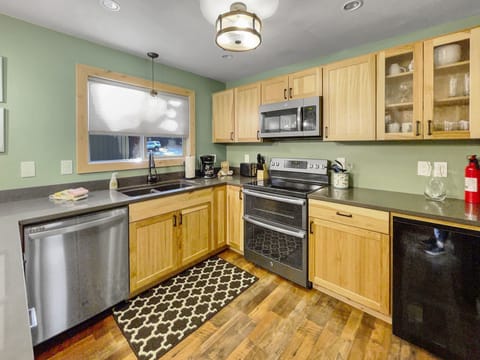 1606944579613fourth__matthew@familytimevacationrentals.com00052_br_3_br_4_br_5_br