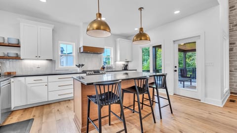 Fully Stocked Kitchen (1)