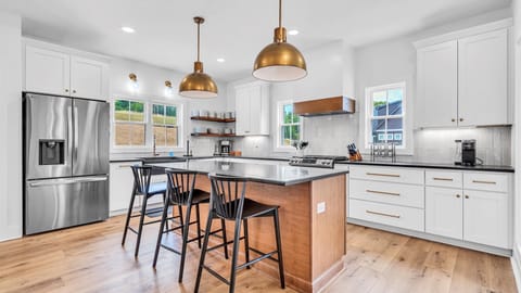 Fully Stocked Kitchen (2)