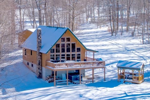 Spacious 4BR family cabin with sweeping mountain views