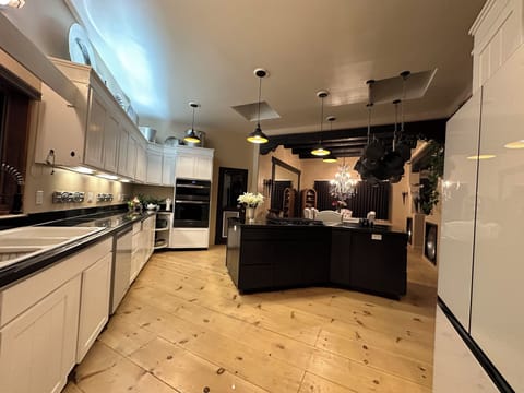 Full kitchen 