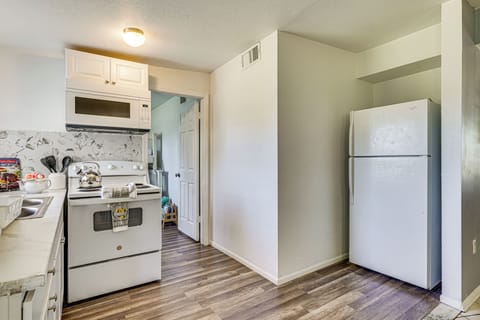 Kitchen | Cooking Basics | Coffee Maker | Trash Bags & Paper Towels Provided