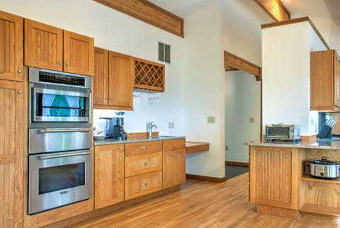 Lots of Small Appliances for all your cooking needs