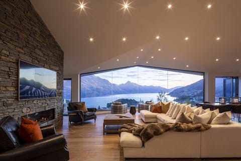 Lounge overlooking Queenstown and the Wakatipu lake