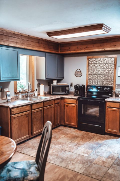 Equipped with the essential kitchen appliances for your vacation.