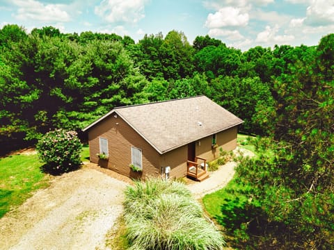 Welcome to the Freedom Cottage! Your next relaxing Ohio getaway. Book your stay now for the Fall!