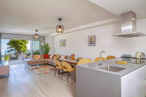 Cocina abierta, comedor y salón