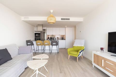 Salón y cocina abierta