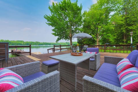 Peaceful, private lake for relaxing or lake fun! 