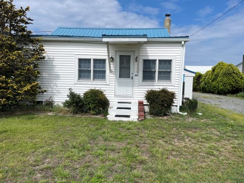 Front view of the cozy cottage.