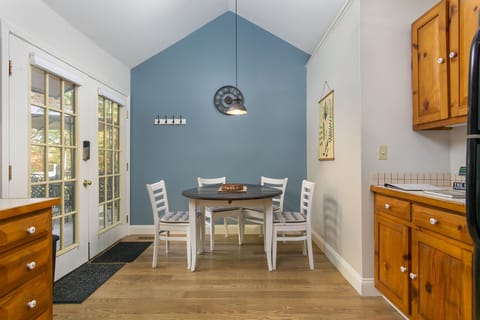 fully equipped, eat-in kitchen 