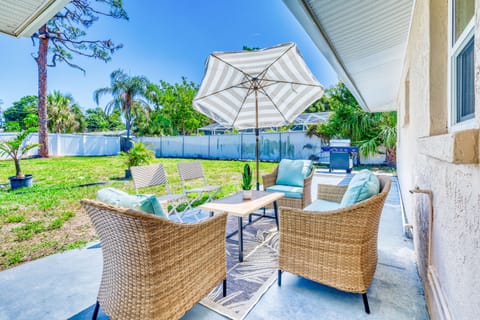 Private outside Sitting Area. Enjoy your morning coffee.