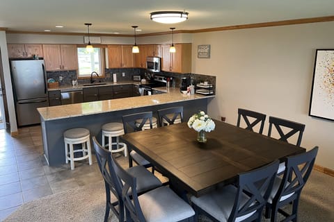 Main level dining - Spacious table w/ 8 chairs and 5 stools at kitchen island