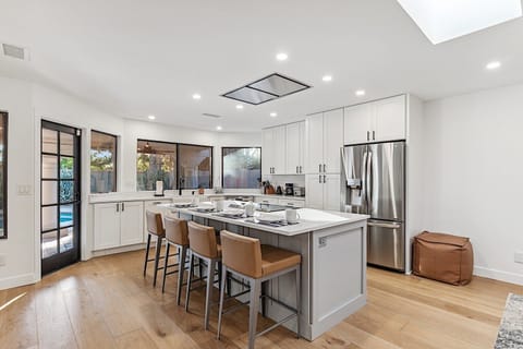 Large breakfast bar / kitchen island that can seat 4 people