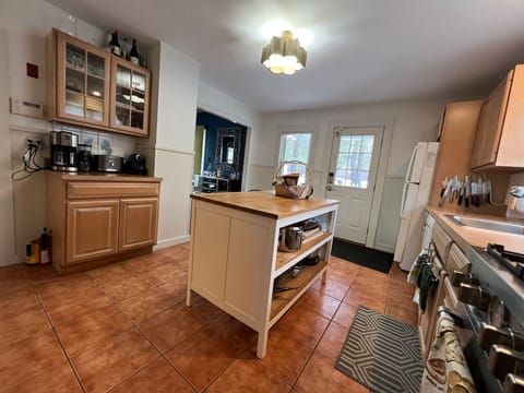 The fully equipped kitchen has a Bertazzoni stove/oven and Le Creuset cookware.