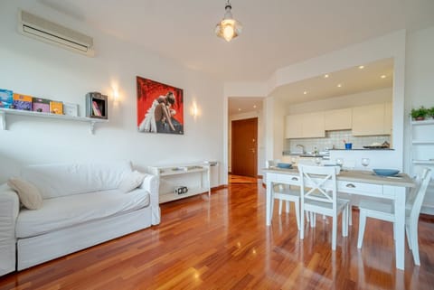 Cozy apartment equipped with every type of comfort to accommodate up to 2 people. The flat is located in a quiet residential area equipped with the essential services for a comfortable stay, just a 7-minute walk from the Genova Sturla station, with which Apartment in Genoa