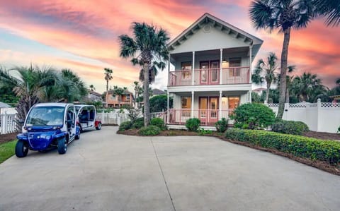 Welcome to Bahama mama! Two golf carts onsite available and private heated pool!