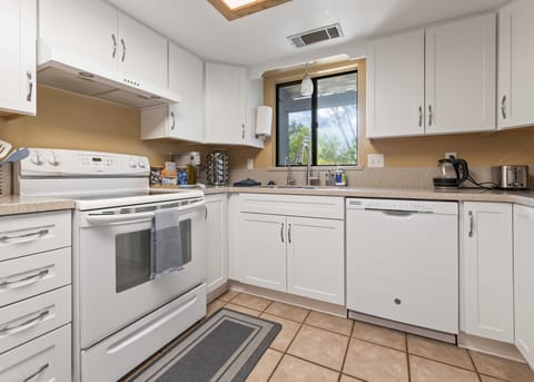 Fully stocked kitchen with all your food prep needs. Coffee/creamer/sweetener