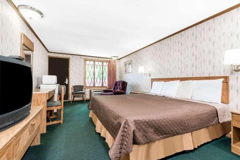 King size bed, large and oh so cozy!