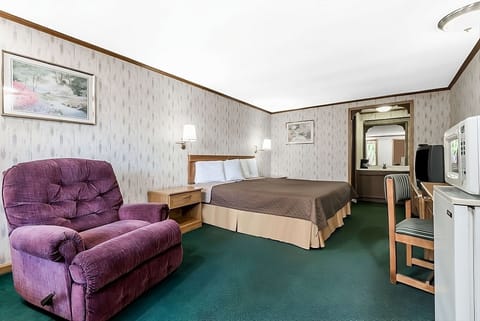 Comfortable King bed, the perfect escape after a long and exhausting day outside!