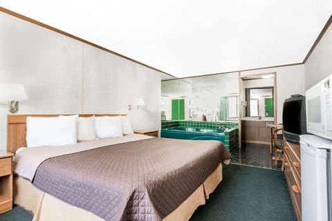 Queen size bed, large and oh so cozy!