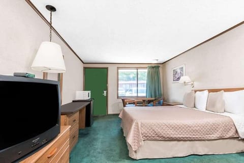 Unit with a comfortable Queen size bed