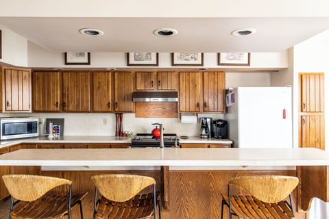 Hang out during meal prep